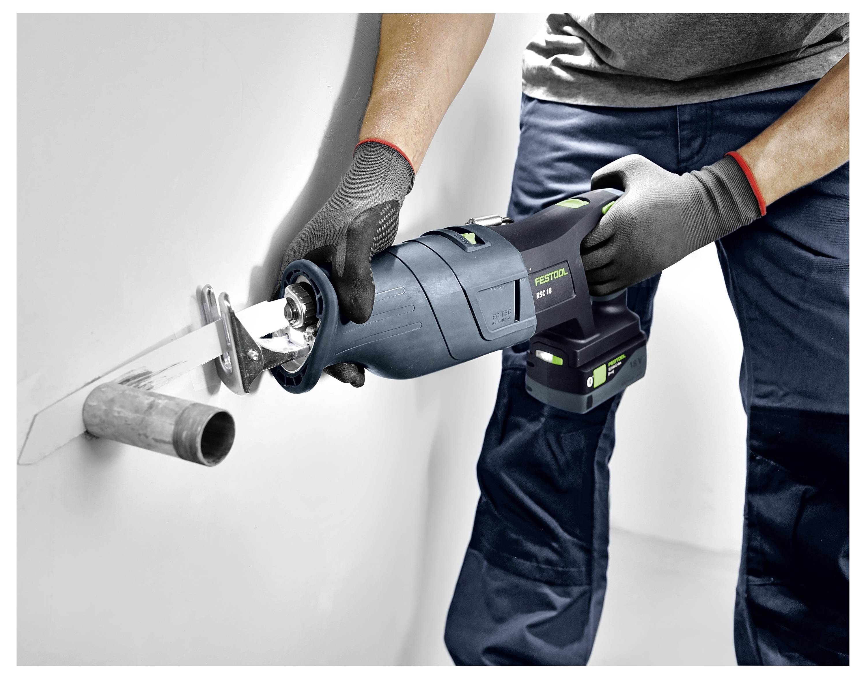 Een hand bedient een draadloze hoekslijper op een houten oppervlak en maakt de randen glad voor een verfijnde afwerking.