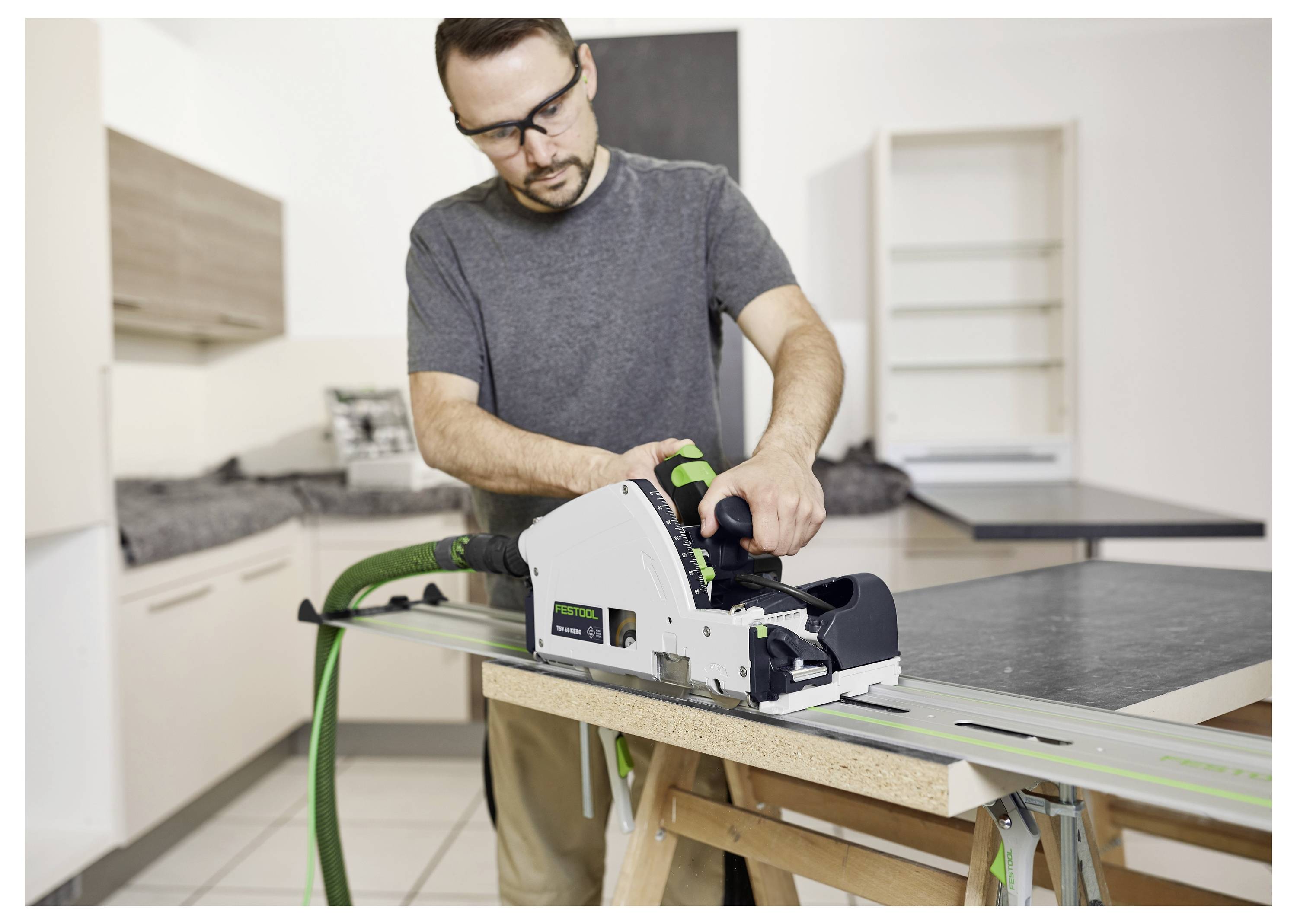 Een persoon die een veiligheidsbril draagt, bedient een cirkelzaag op een houten plank op een standaard in een werkplaats, gericht op nauwkeurig snijden.