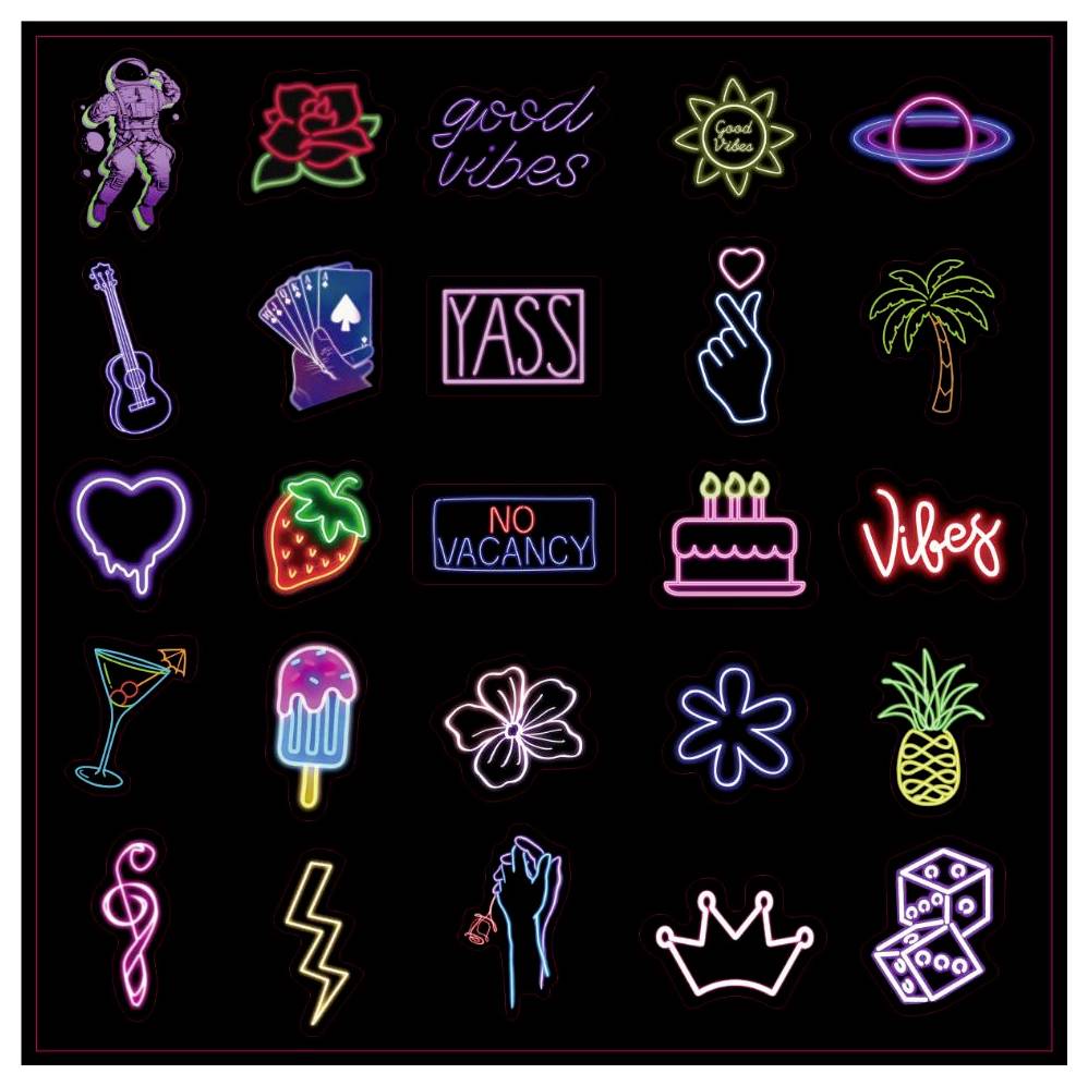 'Kleurrijke neonborden op een zwarte achtergrond, waaronder een hart, gitaar, palmboom, en zinnen zoals "good vibes" en "YASS".'