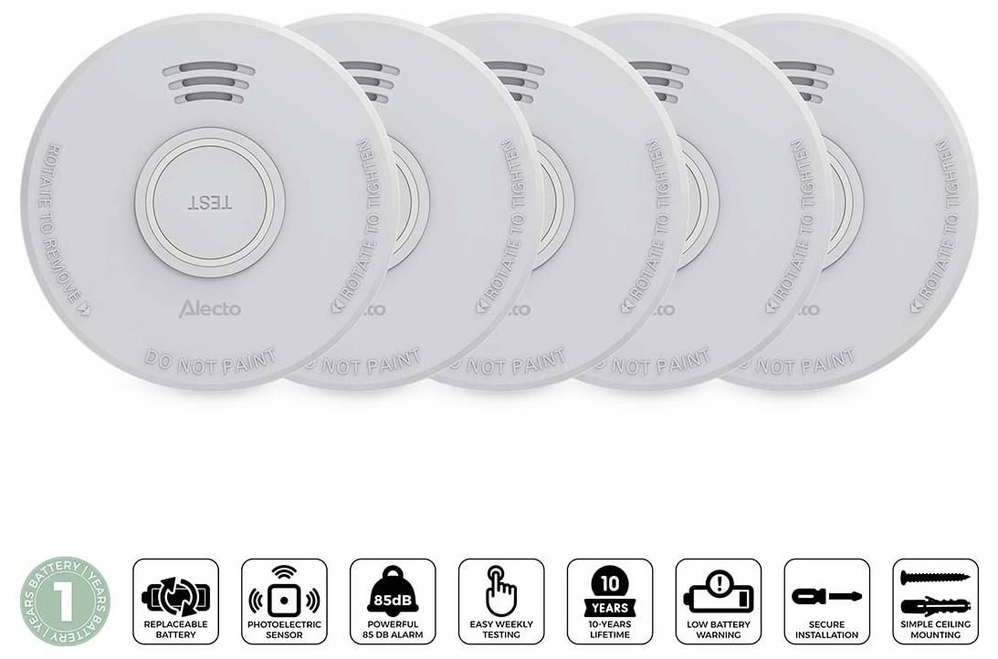 Vijf witte rookmelders met 'Test'-knop en veiligheidspictogrammen, met nadruk op functies zoals vervangbare batterij, fotoelektrische sensor en 85dB-alarm.