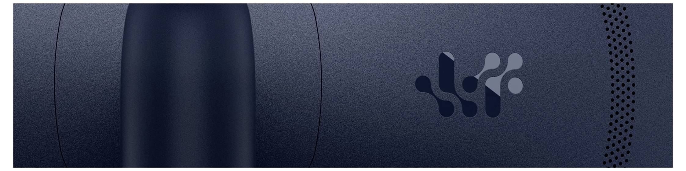 Een close-up van een zwart apparaat met een logo met abstracte vormen in grijstinten aan de zijkant.