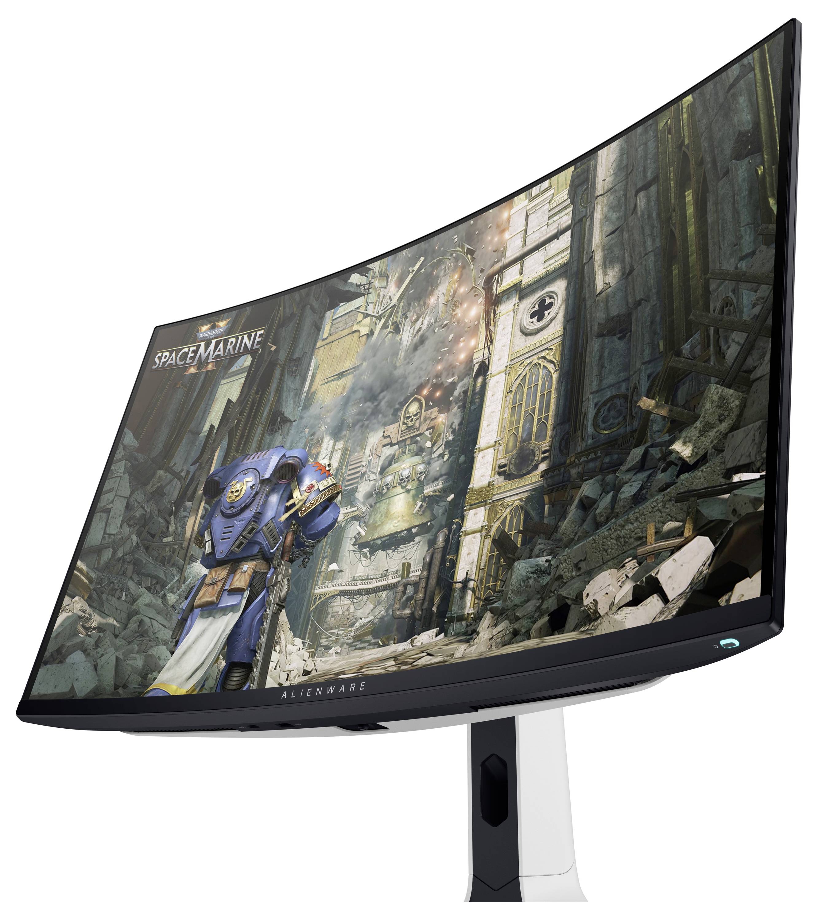 Een gebogen gamingmonitor toont een actievolle scène uit 'Space Marine II', met daarin een soldaat in futuristische uitrusting in een dystopische stadsgezicht.