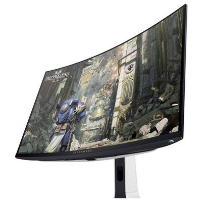 Een gebogen gamingmonitor toont een actievolle scène uit 'Space Marine II', met daarin een soldaat in futuristische uitrusting in een dystopische stadsgezicht.