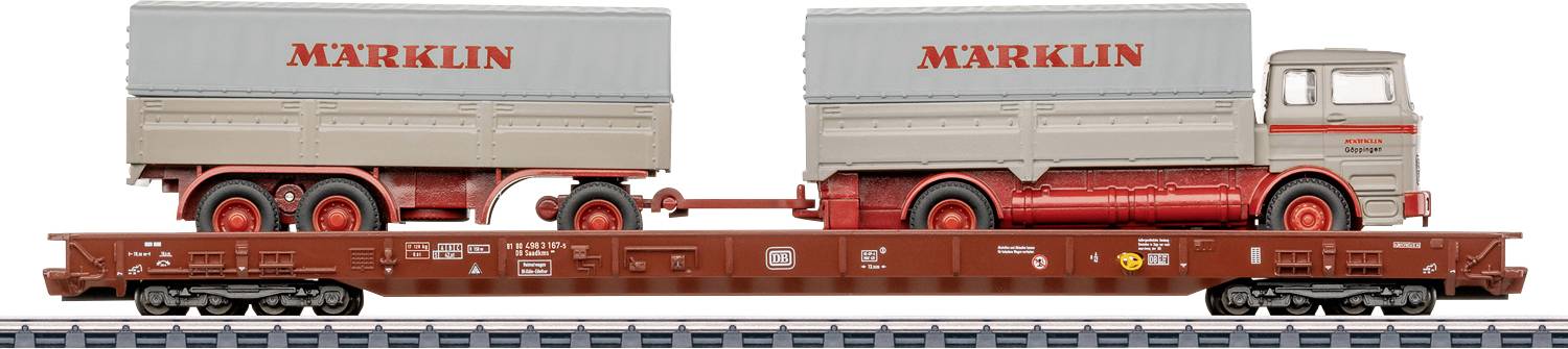Een modeltrain heeft een bruine laadvagen die een vrachtwagen en aanhanger draagt, beide gemarkeerd met 'MARKLIN', op een spoor.