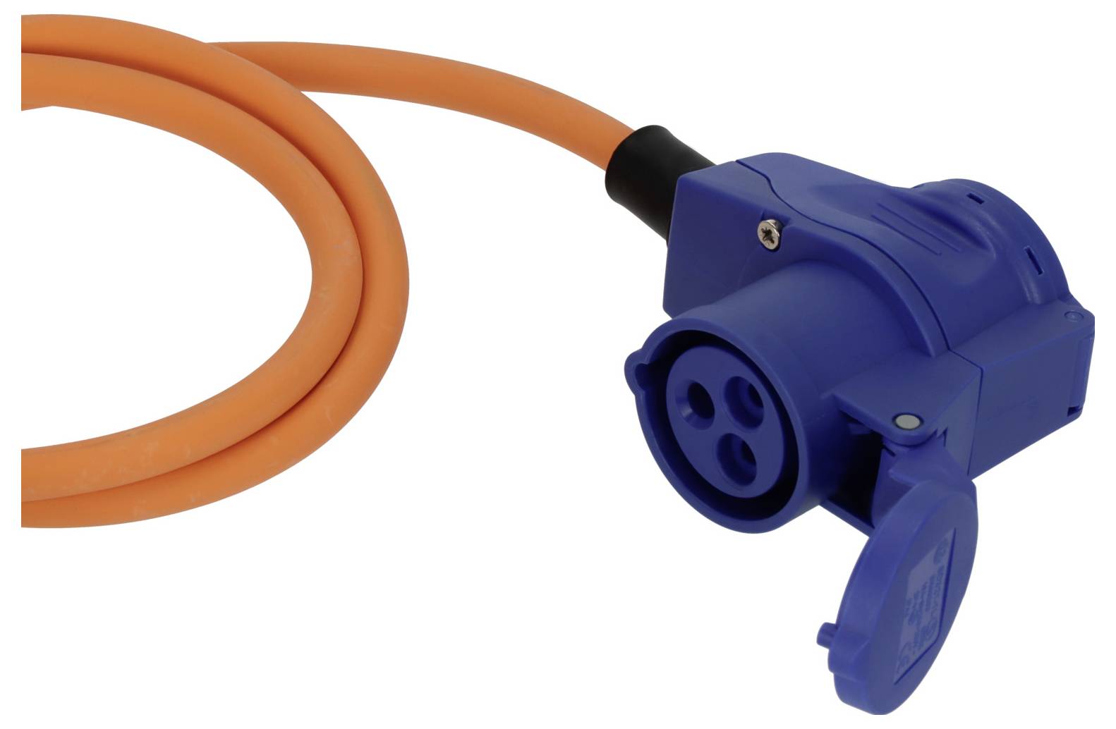 Blauwe industriële elektrische stekker bevestigd aan een oranje voedingskabel, weergegeven op een witte achtergrond.
