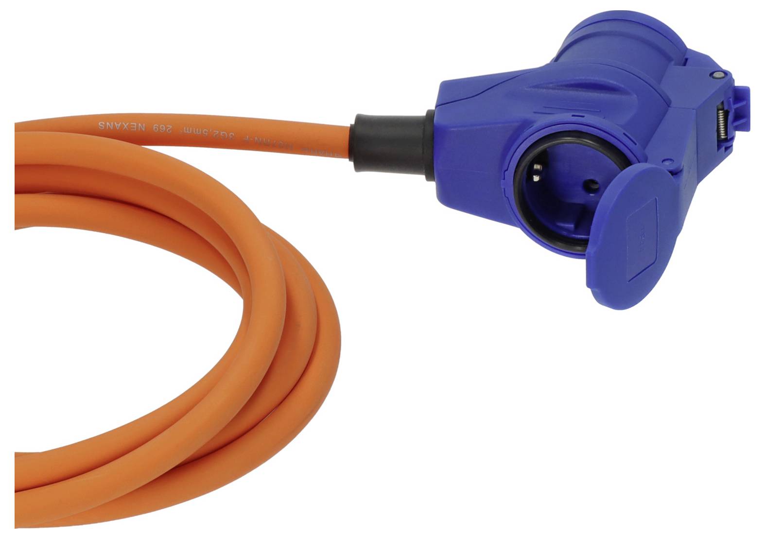 Blauwe industriële elektrische connector bevestigd aan een opgerolde oranje voedingskabel op een witte achtergrond.