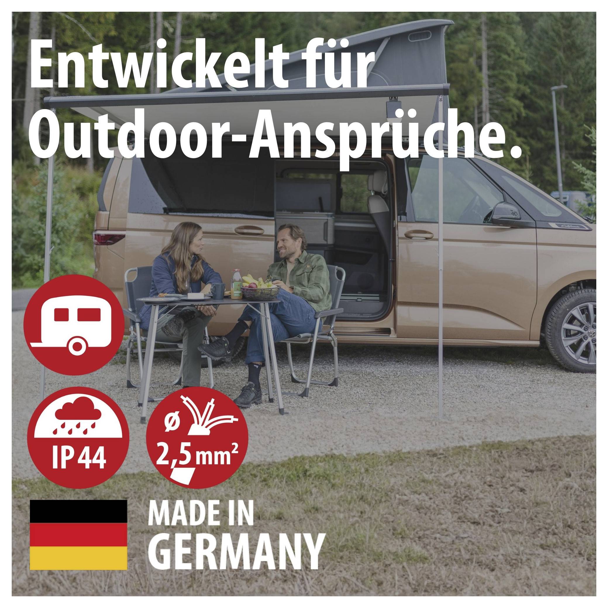 Campingbus met uitgeklapt dak en twee personen aan de tafel; Tekst: 'Ontwikkeld voor buiteneisen.', 'IP44', '2,5 mm²', 'Gemaakt in Duitsland'.