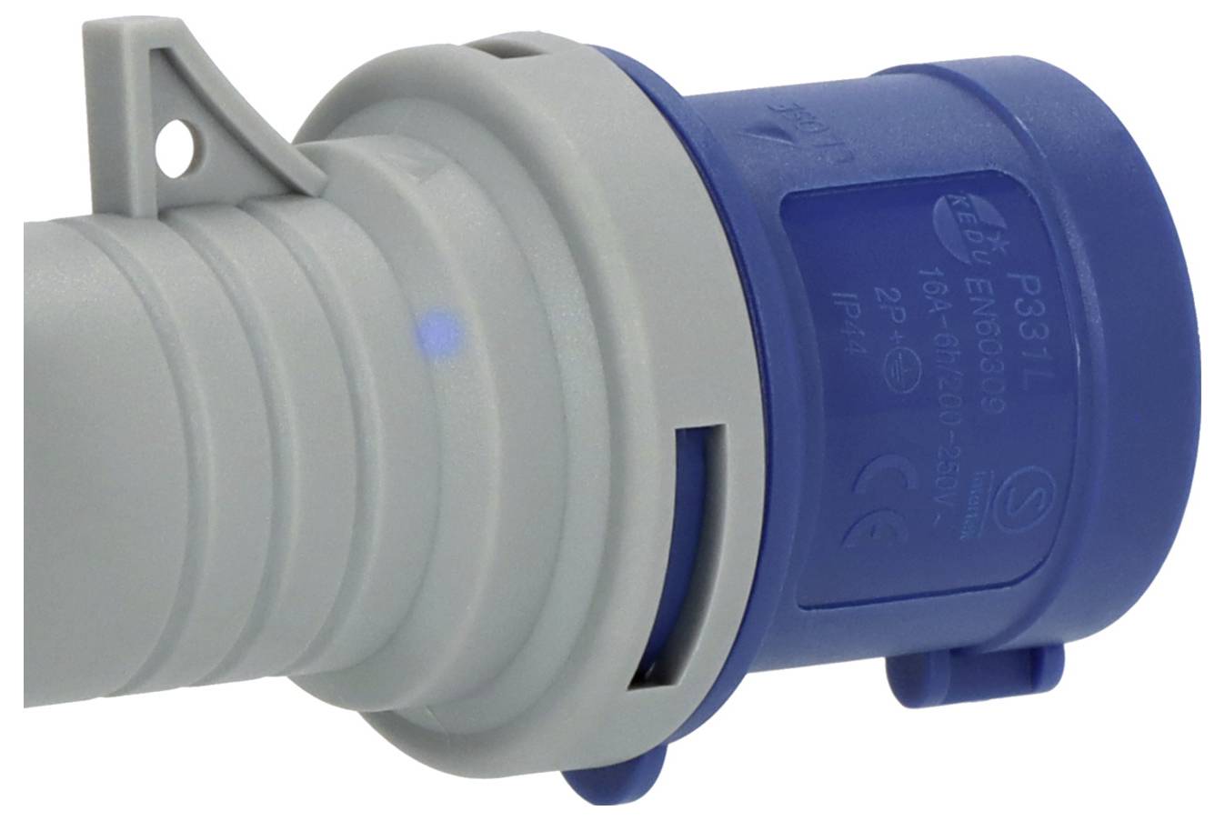 Blauwe en grijze industriële elektrische stekkerplug met gegroefde kabelingang en vergrendelingslabben, afgebeeld op een witte achtergrond.