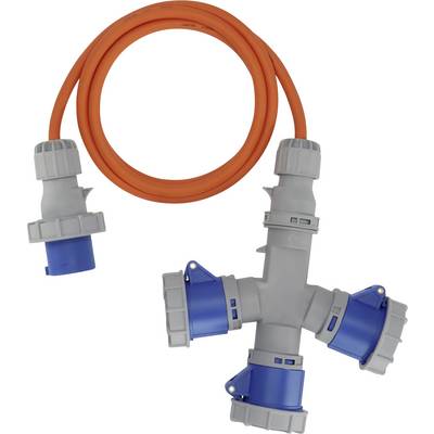 Oranje stroomkabel met industriële blauw-en-grijze multisockeladapter, geïsoleerd op witte achtergrond weergegeven.