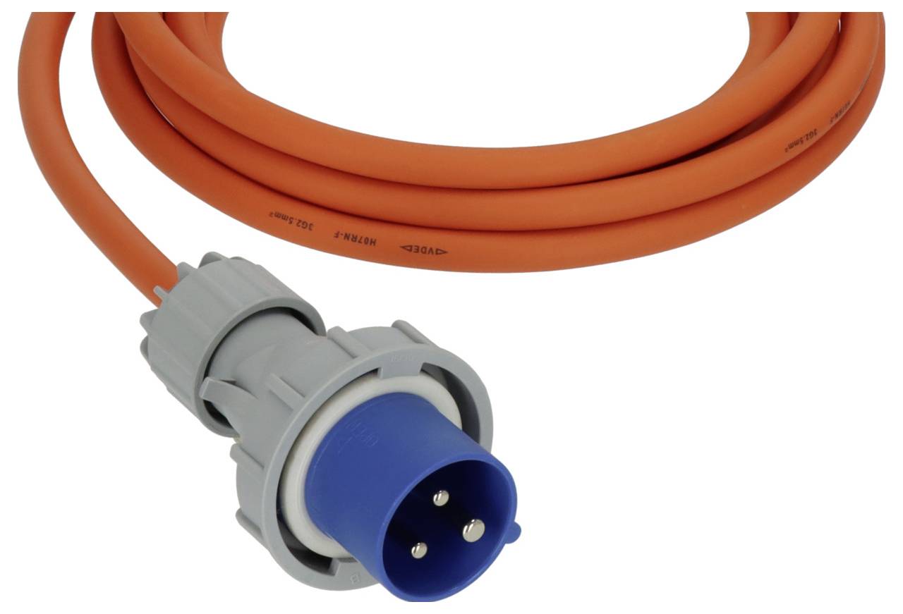 Oranje elektrische stroomkabel met grijze connector en blauwe industriële stekker op een witte achtergrond.