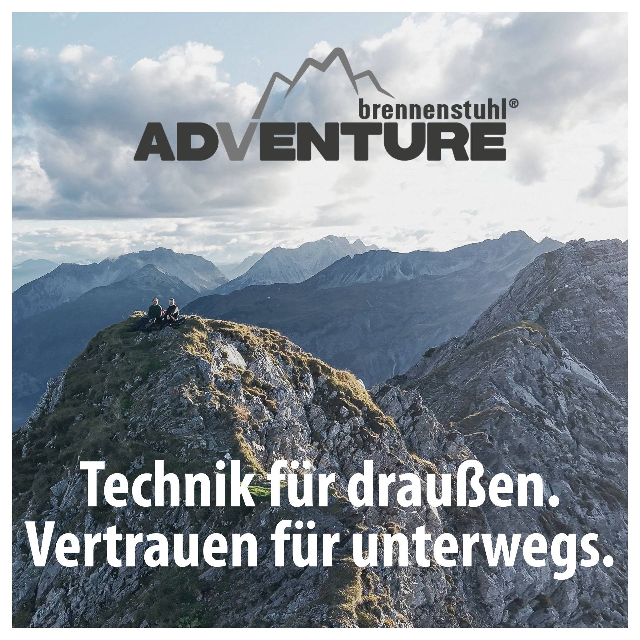 Reclameposter van 'brennenstuhl ADVENTURE' met berglandschap en wandelaars op een bergpiek; slogan: 'Technologie voor buiten. Vertrouwen onderweg.'