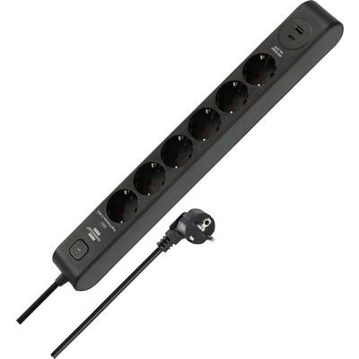 Zwarte stekkerdoos met zes EU-stopcontacten, een zijdelingse aan/uit-schakelaar en een ingebouwde USB-laadpoort, weergegeven met aangesloten snoer en stekker.