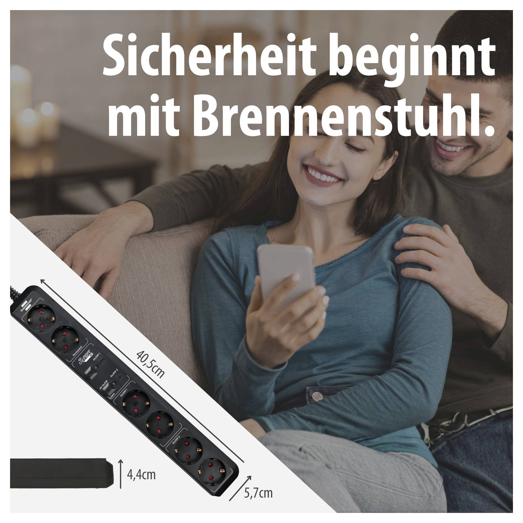 Advertentieafbeelding met een paar op de bank en een stekkerdoos; Tekst: 'Veiligheid begint met Brennenstuhl.'; Productafmetingen 40,5 cm, 4,4 cm, 5,7 cm.