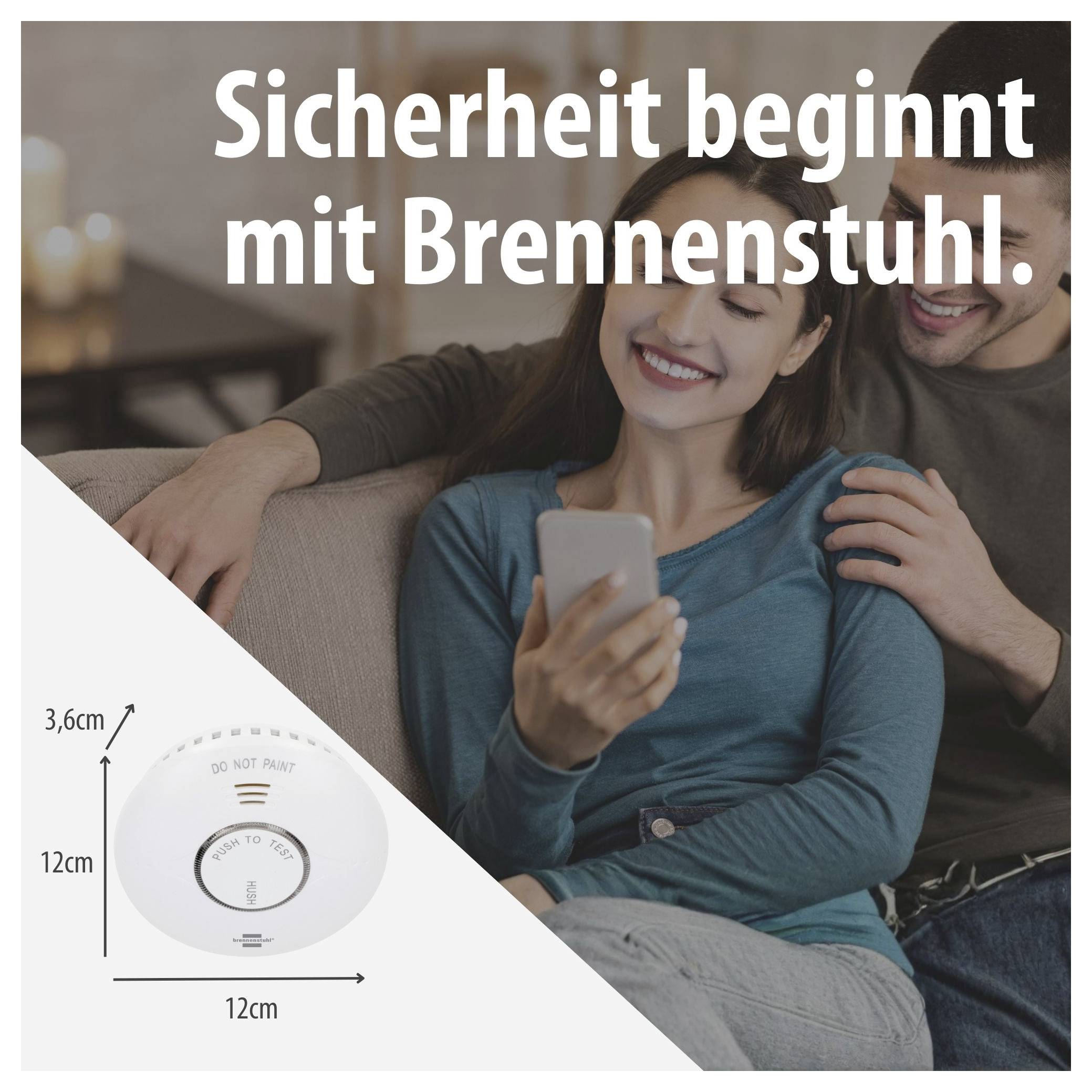 Advertentieafbeelding met gelukkig stel op de bank en rookmelder; Tekst: 'Veiligheid begint met Brennenstuhl.'; Rookmelder met afmetingen 12 cm x 12 cm, hoogte 3,6 cm.