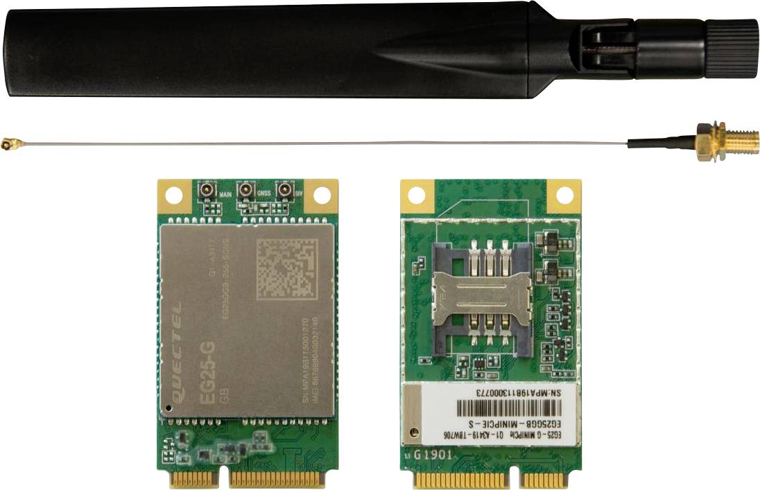 Twee printplaten met connectoren en een losgekoppelde zwarte antenne, waarschijnlijk onderdelen voor een draadloze module of communicatieapparatuuropstelling.