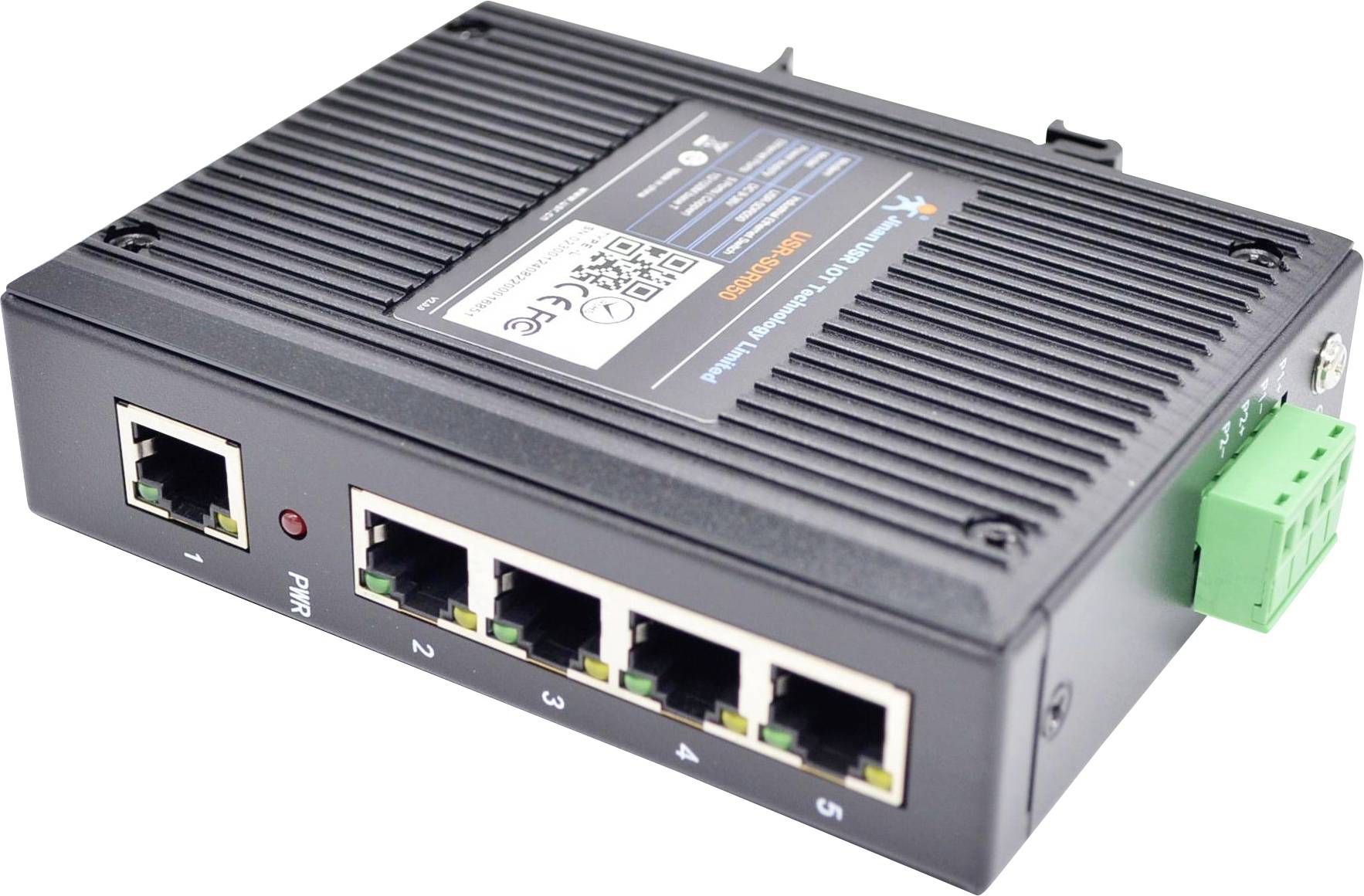 Een zwarte netwerkswitch met vijf Ethernet-poorten, gelabeld 1 tot 5, en LED-indicatoren. Een groen aansluitblok is aan de rechterkant aangesloten.