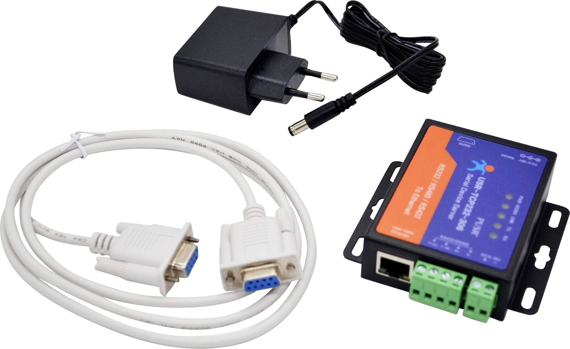 Een stroomadapter, een seriële kabel met connectoren en een netwerkapparaat met poorten en statusindicatoren zijn op een witte achtergrond gerangschikt.