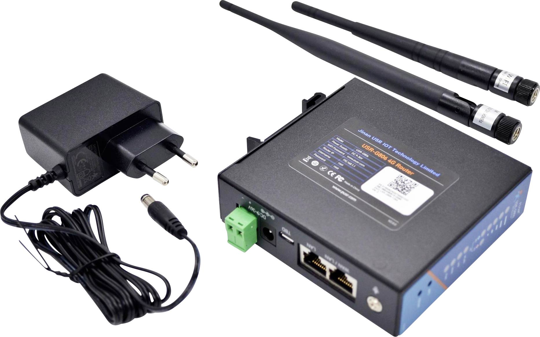 Een compacte zwarte modem met twee antennes naast een stroomadapter. De modem heeft Ethernet-poorten en een etiket met specificaties en QR-code.