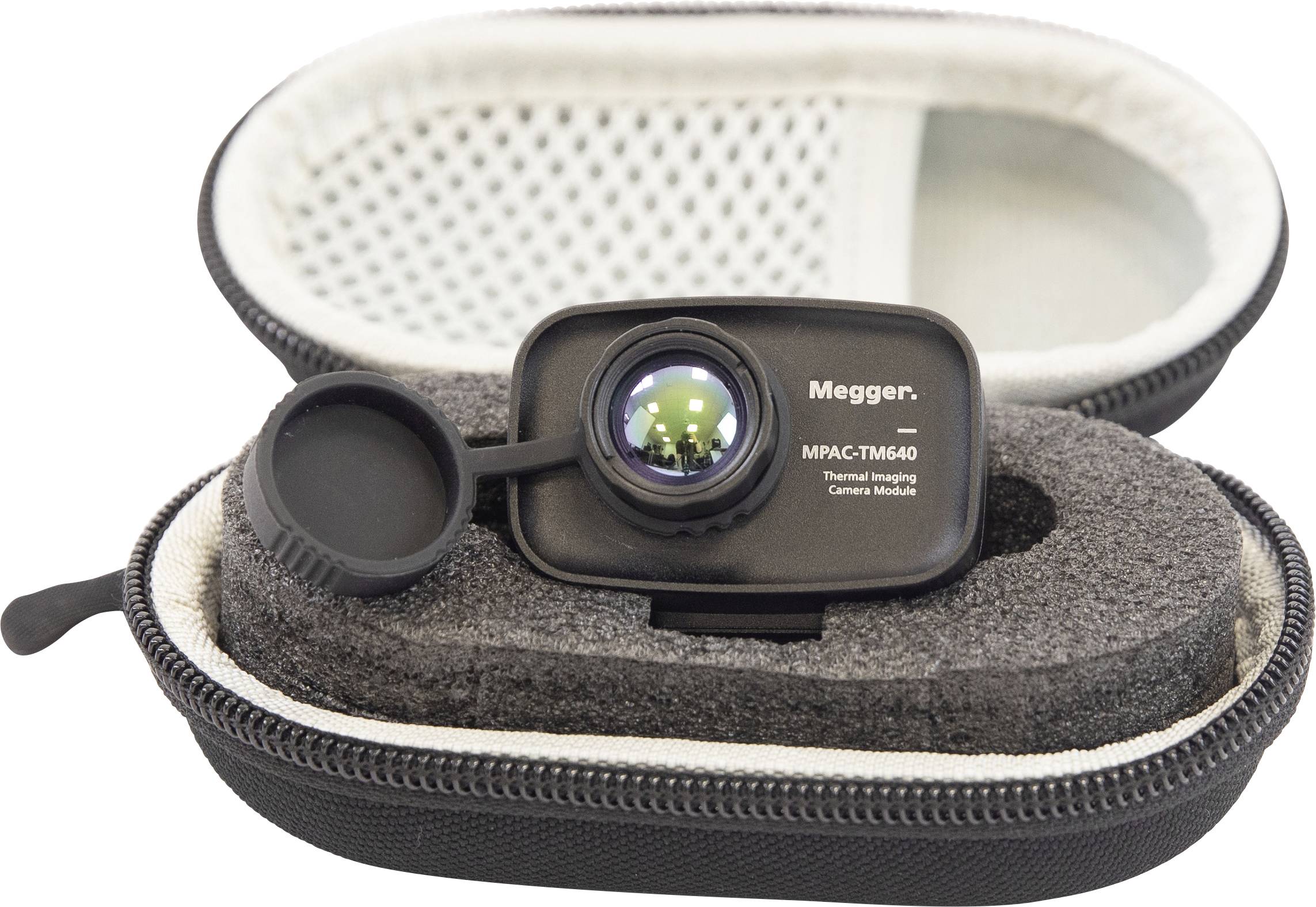 Een compacte cameralens met een half open dop, ondergebracht in een gevoerde zwart-grijze ritszak.