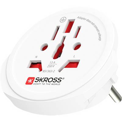 Een witte universele reisadapter met meerdere stekkersleuven, voorzien van het label 'SKROSS' op de voorkant, geschikt voor internationaal gebruik.