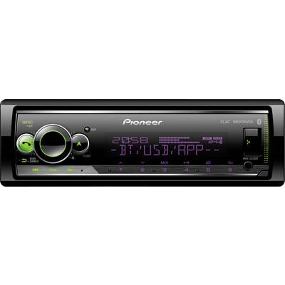 Een auto-audioset met groen en paars verlichte bedieningselementen, met '20:58 BT/USB/APP' weergegeven op het digitale scherm.