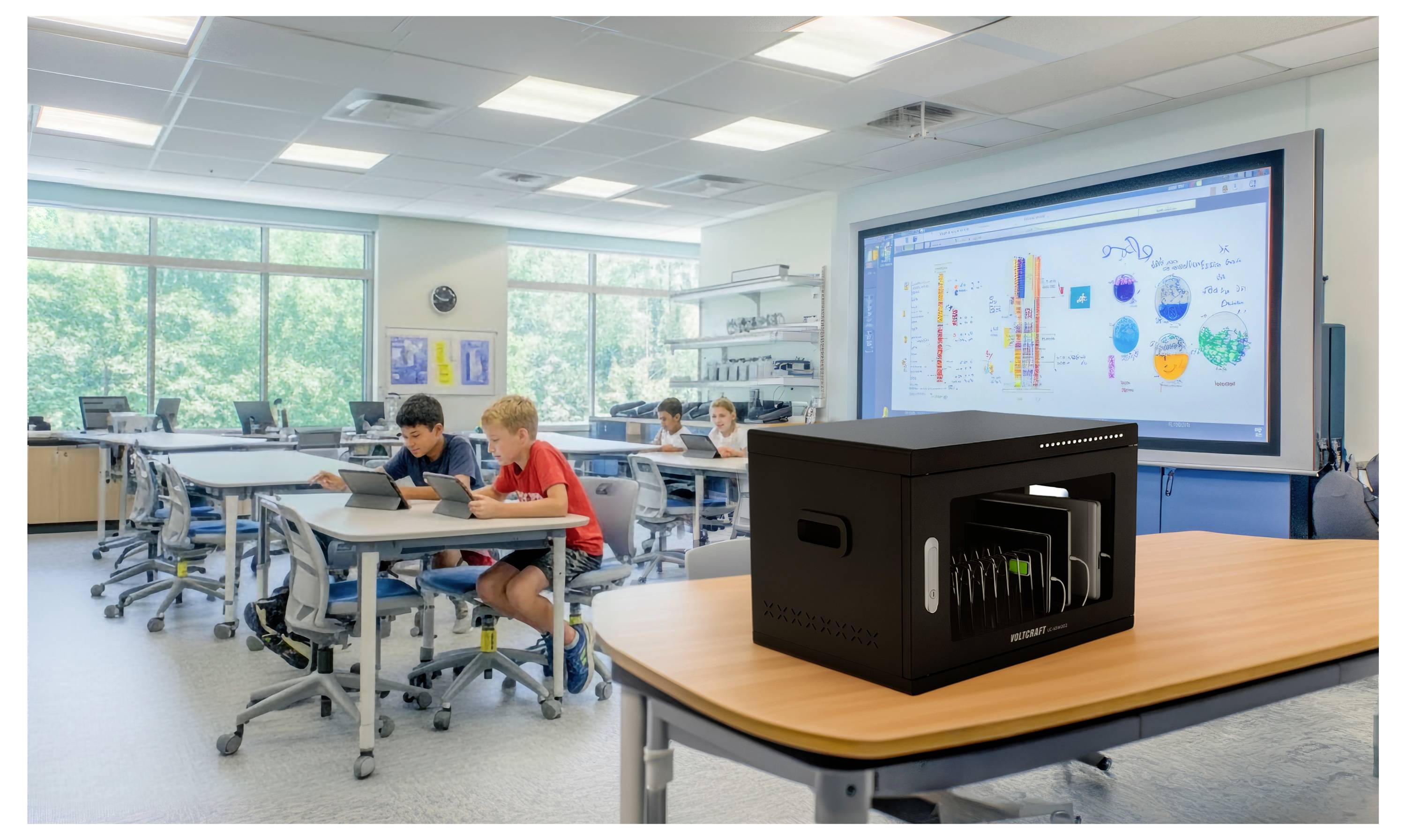 3D-printer op een schooltafel in een modern wetenschapslaboratorium, met leerlingen die aan bureaus werken en een groot datadisplay op de achtergrond.