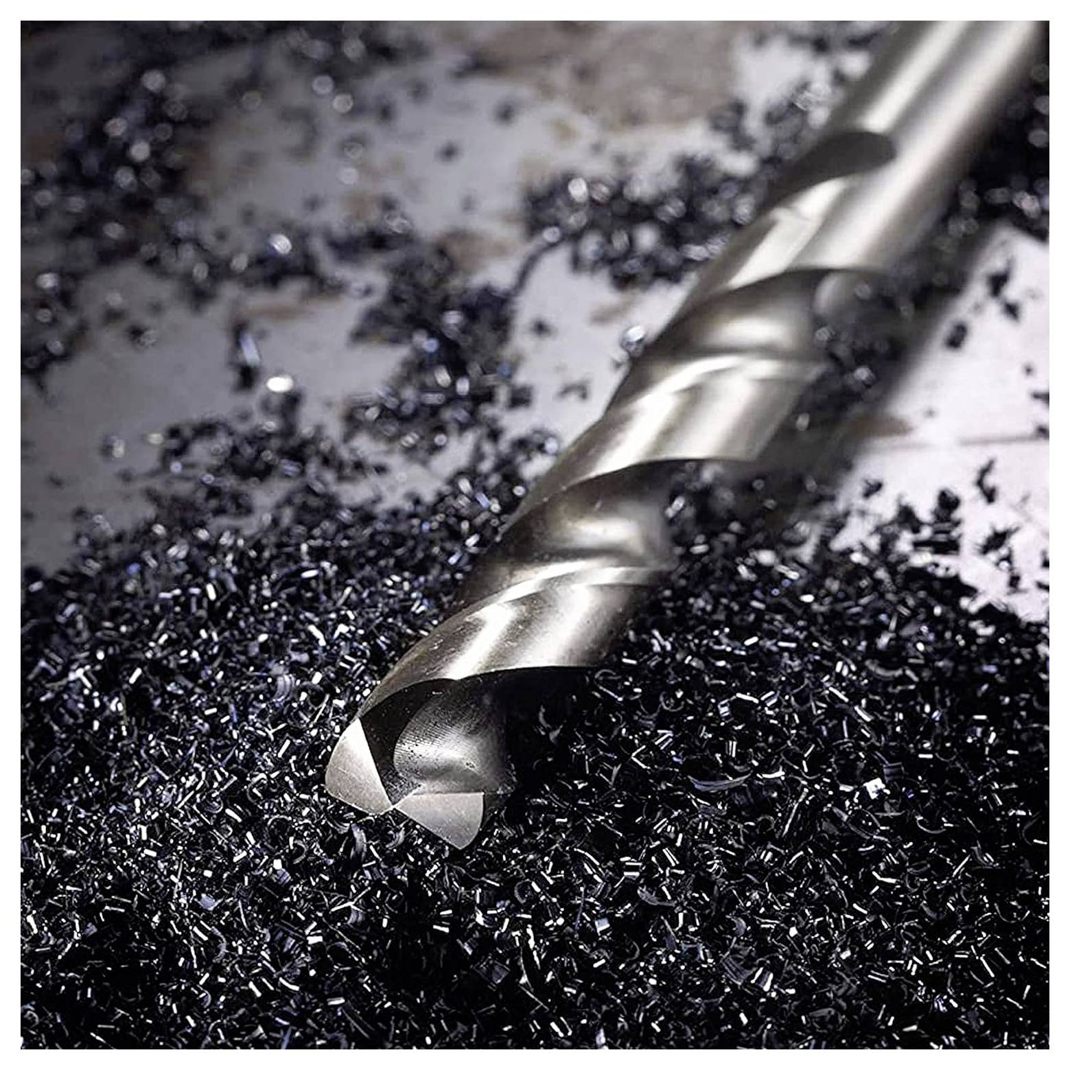 Close-up van een metalen boor omgeven door verspreide metaalspaanders op een oppervlak, wat industrieel werk of machinaal bewerken benadrukt.