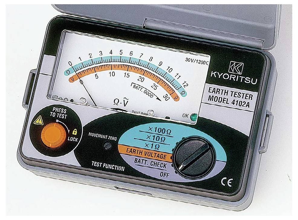 'Aardetester Model 4102A met analoogweergave en draaiknop voor het testen van spanning en weerstand. Inclusief 'Druk om te testen'-knop en functieknop.'