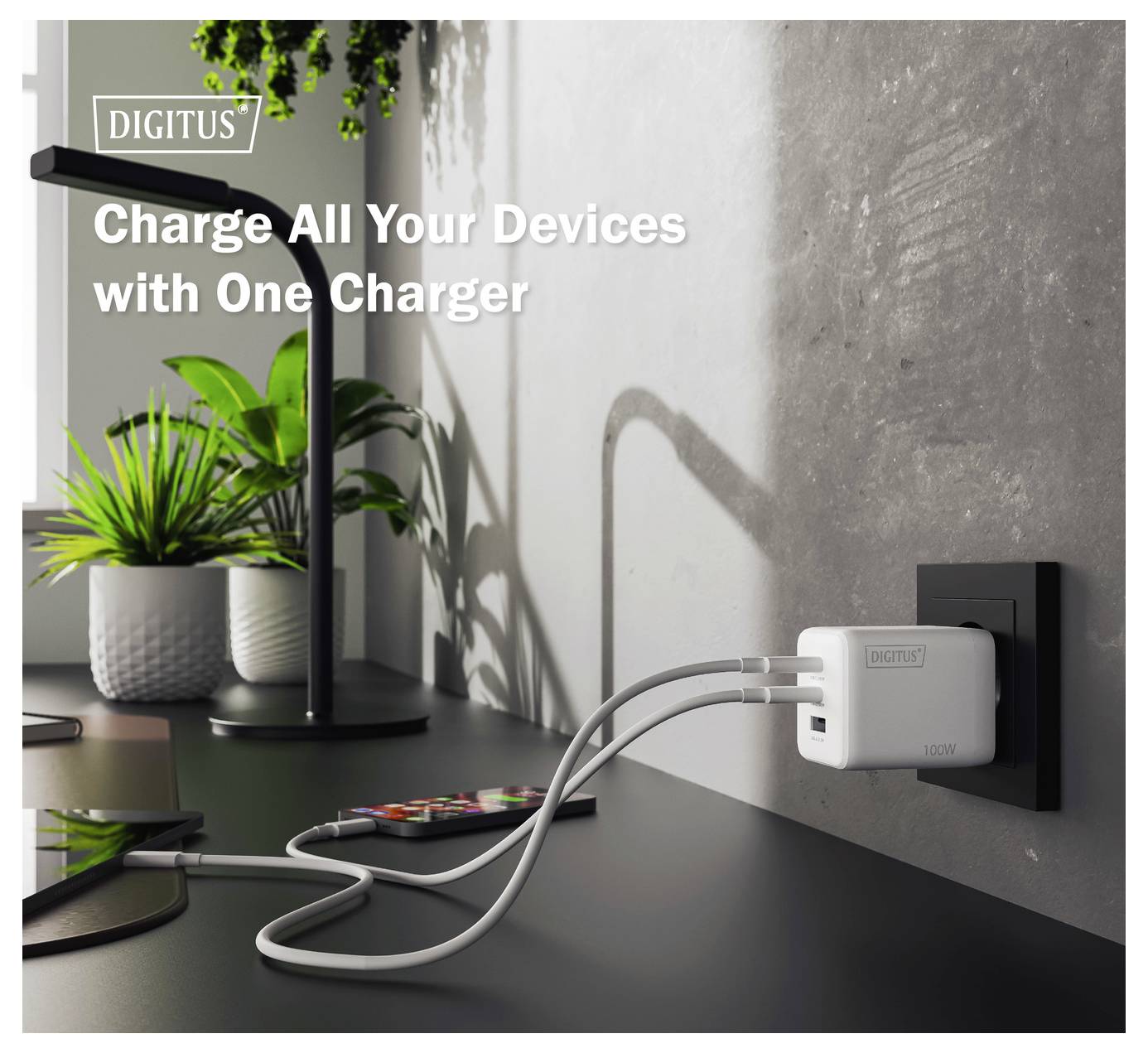 Een wandcontactdoos met een multi-poort lader ingestekerd. Twee kabels lopen uit om apparaten op een tafel op te laden. De tekst luidt: 'Laad al uw apparaten met één lader op.'