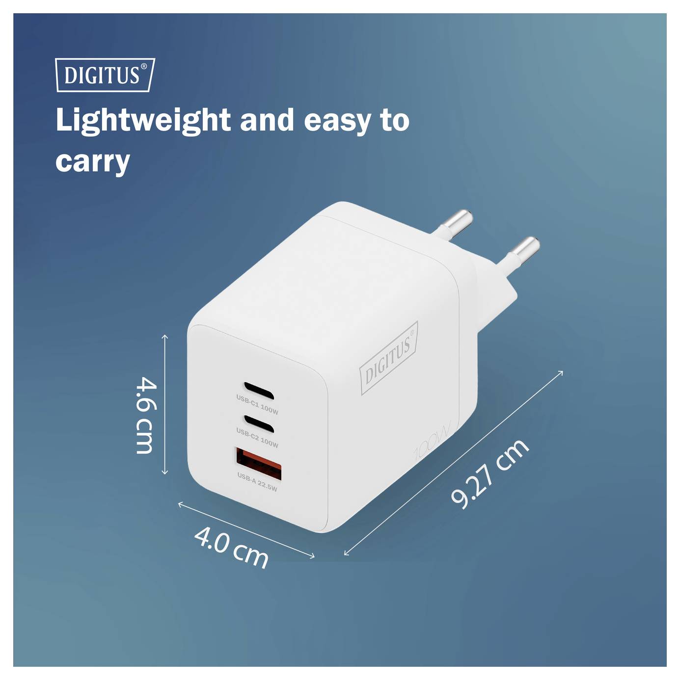 Een witte rechthoekige USB-lader met twee poorten, gelabeld 'USB A' en 'USB C', afmetingen 4,6 cm x 4,0 cm x 9,27 cm, op een blauwe achtergrond.