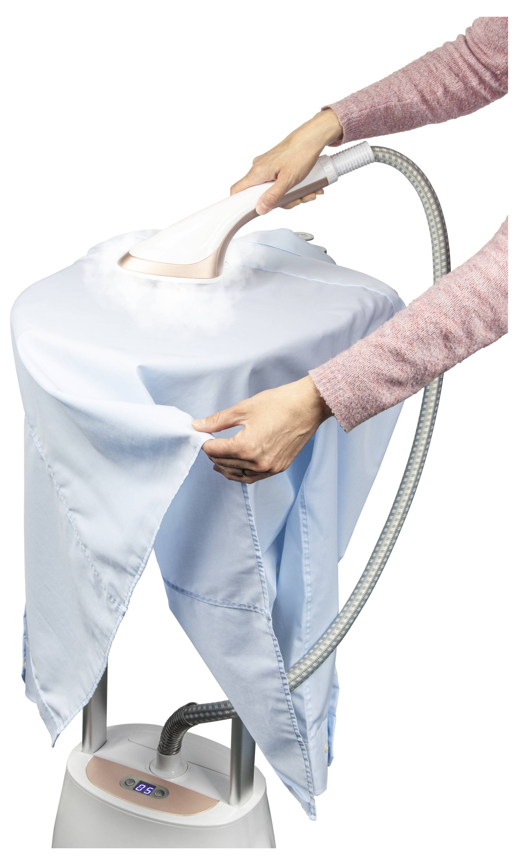 Een persoon gebruikt een kledingstomer met een handvat om een blauw overhemd dat over een stoomkop op een verticale standaard is geplaatst, in orde te maken.
