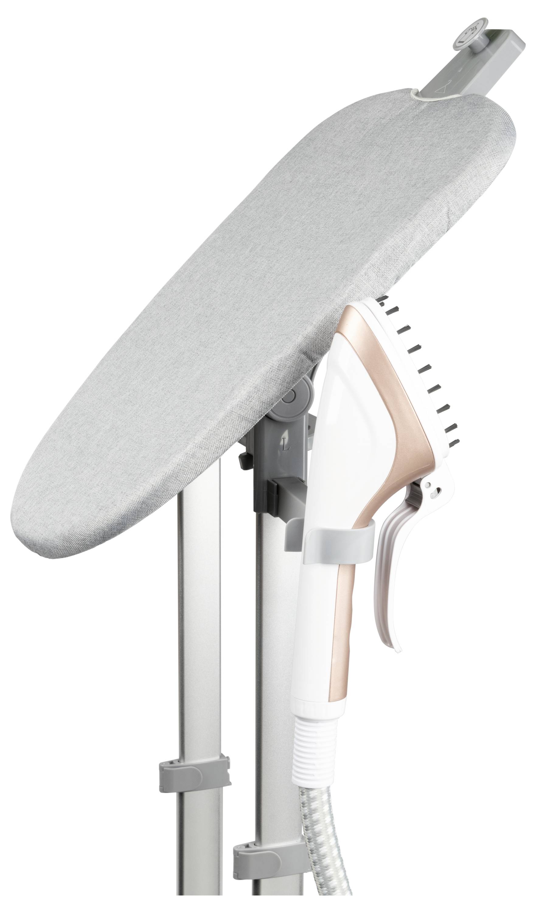 Een verticaal strijkplank met een handstoomkachel aan de zijkant bevestigd, waarbij een compact ontwerp wordt gepresenteerd dat geschikt is voor kleine ruimtes.