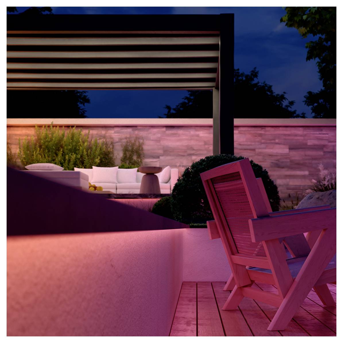 'Modern buitenomgeving in de schemering met houten stoelen, ambient verlichting en een pergola. Een stenen muur en weelderige groen in de achtergrond.'