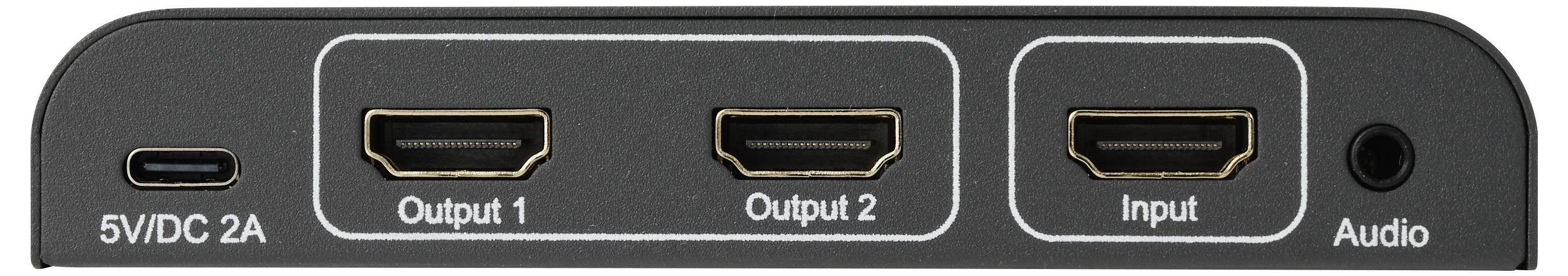 Close-up van het achterpaneel van een apparaat met een USB-C voedingspoort gelabeld '5V/DC 2A', drie HDMI-poorten gelabeld 'Output 1', 'Output 2' en 'Input', en een audiojack.