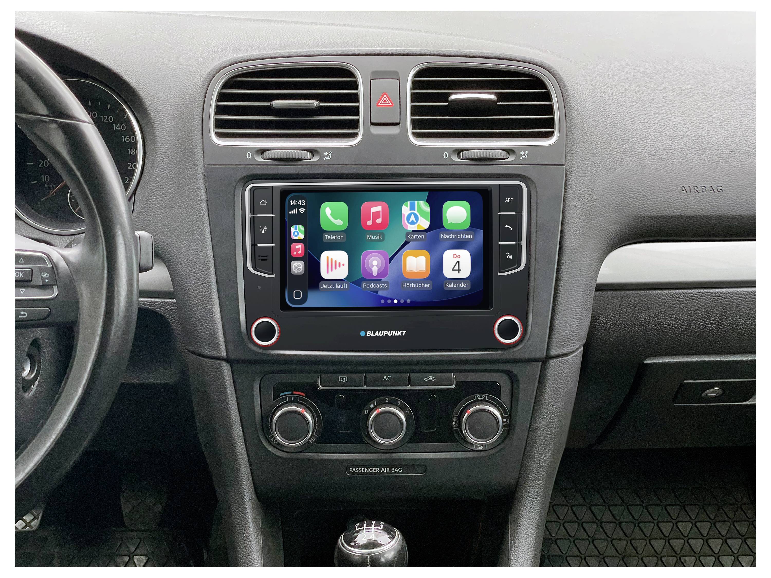 Autodashboard met een centraal aanraakschermdisplay met app-pictogrammen, inclusief muziek, berichten en navigatie, in een voertuiginterieur.