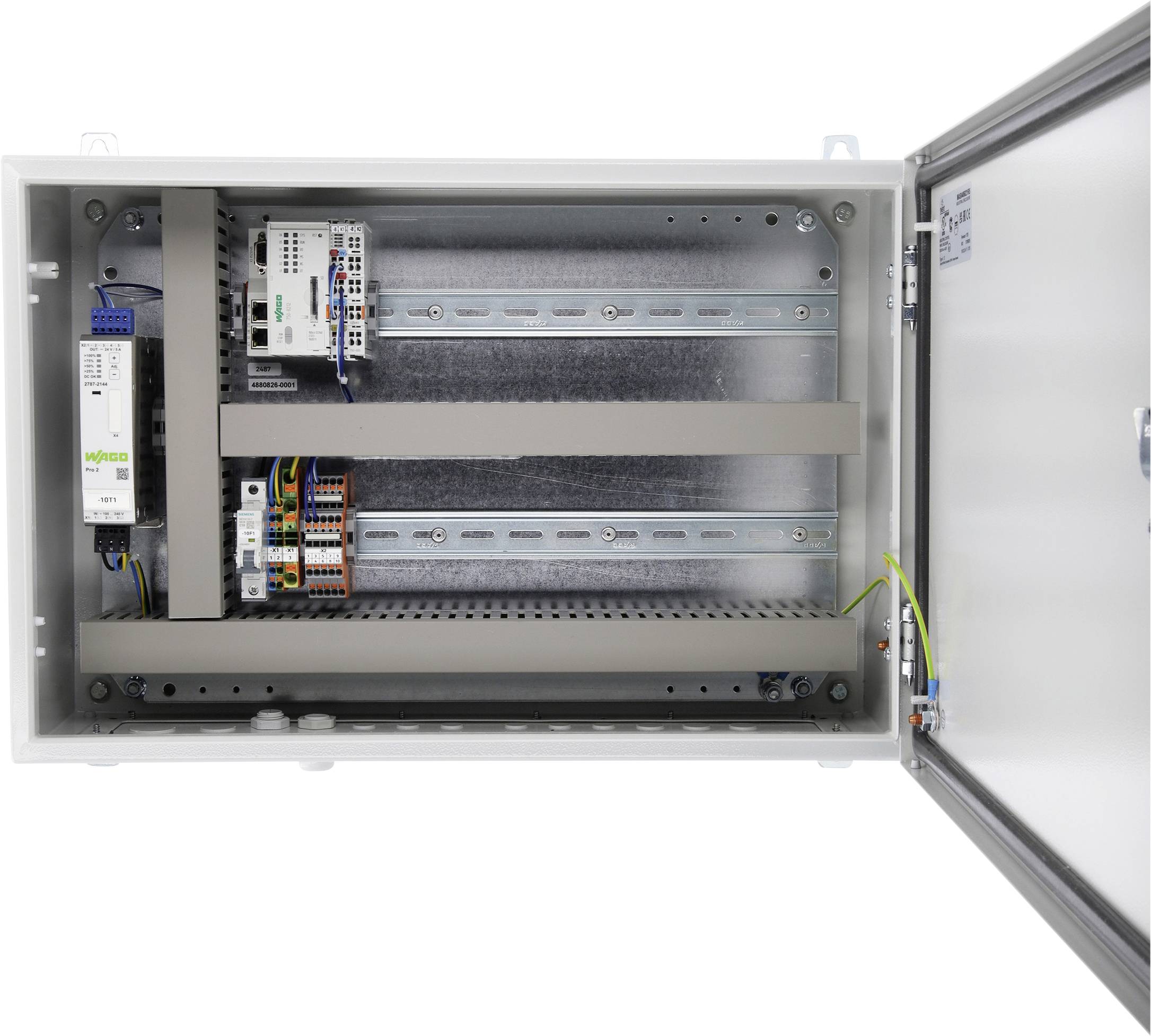 De afbeelding toont een open elektrisch bedieningspaneel met verschillende componenten en bedrading, wat aangeeft dat het gaat om een opstelling voor het beheer van elektrische systemen.