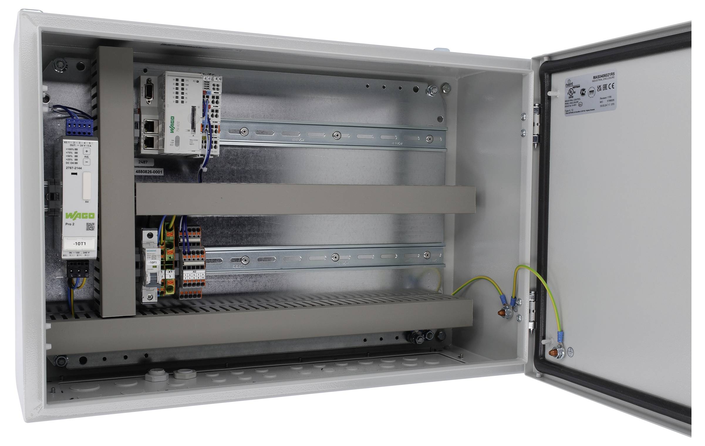 Een open elektrisch bedieningspaneel toont verschillende bedrading en componenten, wat aangeeft dat het gebruikt wordt voor het beheren of distribueren van elektrische systemen.