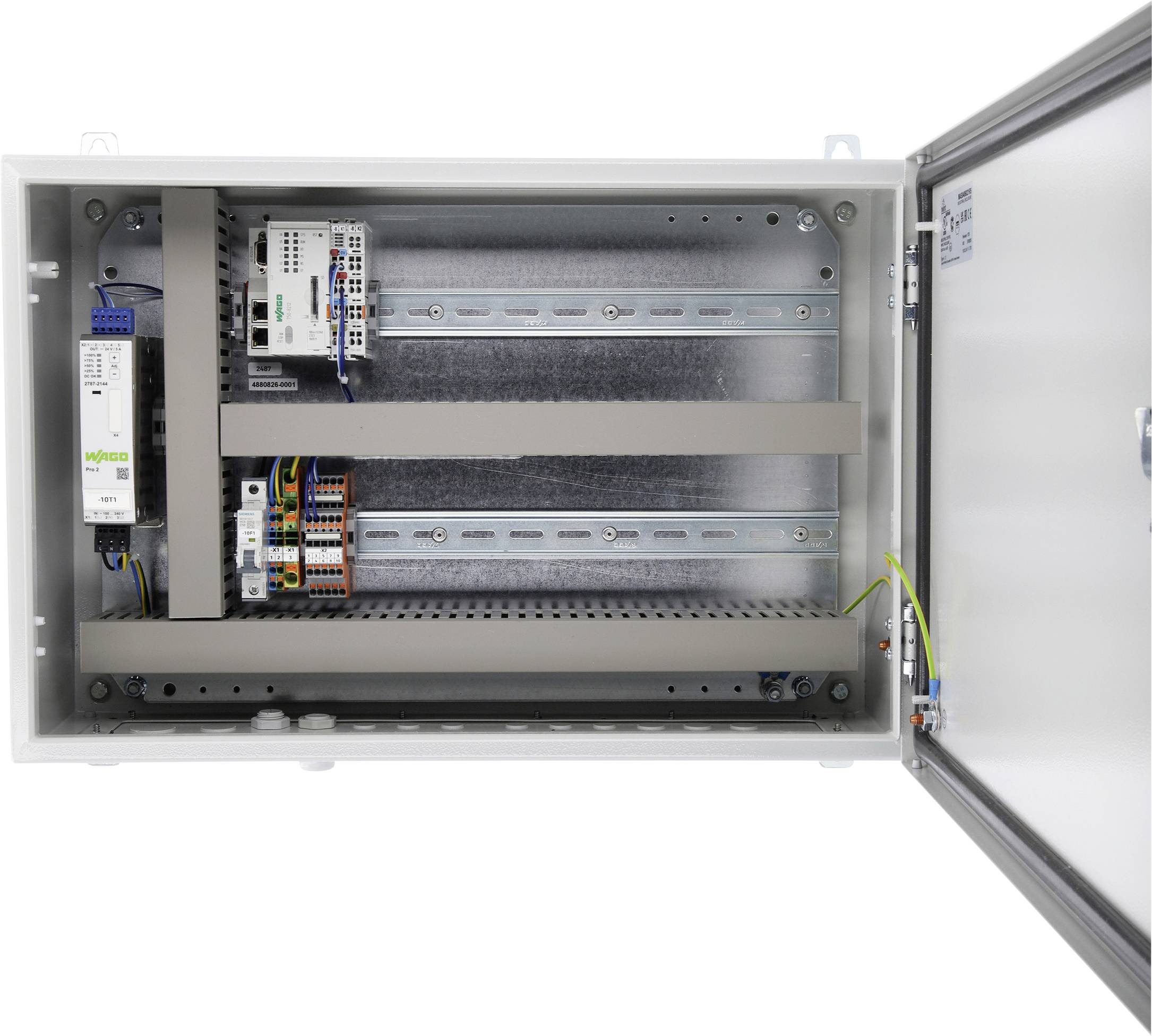 Een open elektricaal bedieningspaneel met componenten zoals stroomonderbrekers en bedrading in een metalen behuizing. Deur opengeslagen naar rechts.