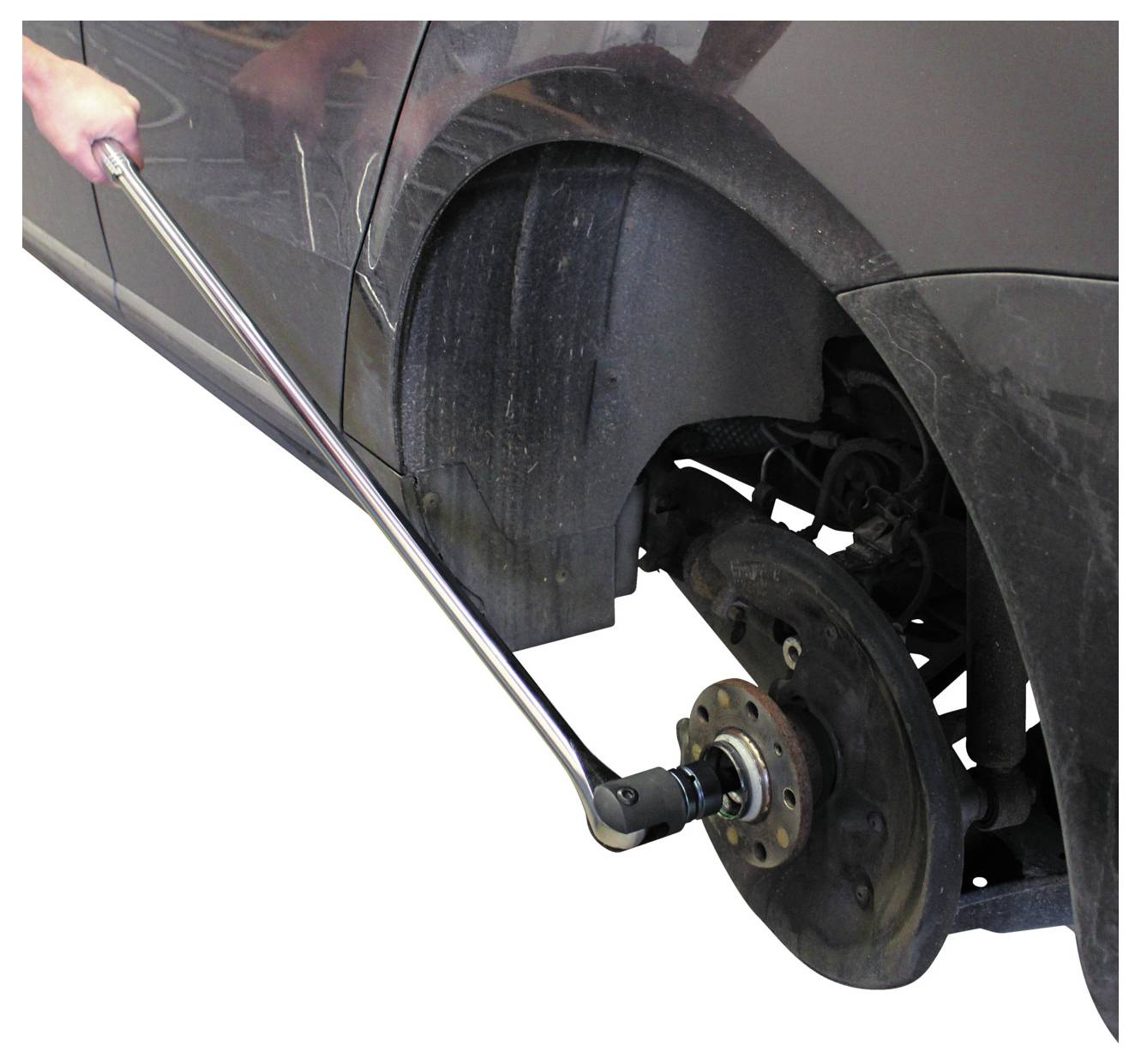 Een persoon gebruikt een lange moersleutel om koppel toe te passen op een moer op de wielnaaf van een auto, met het wiel verwijderd, waarschijnlijk tijdens een bandenwisseling of reparatie.