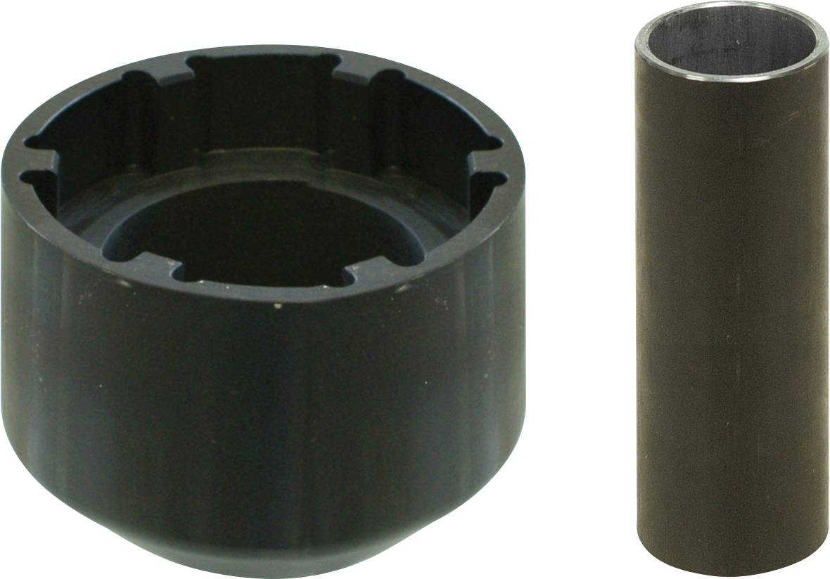 Een cilindrisch gereedschap naast een ronde dopsleuteladapter, beide metaalachtig en industrieel, gebruikt voor mechanische toepassingen.