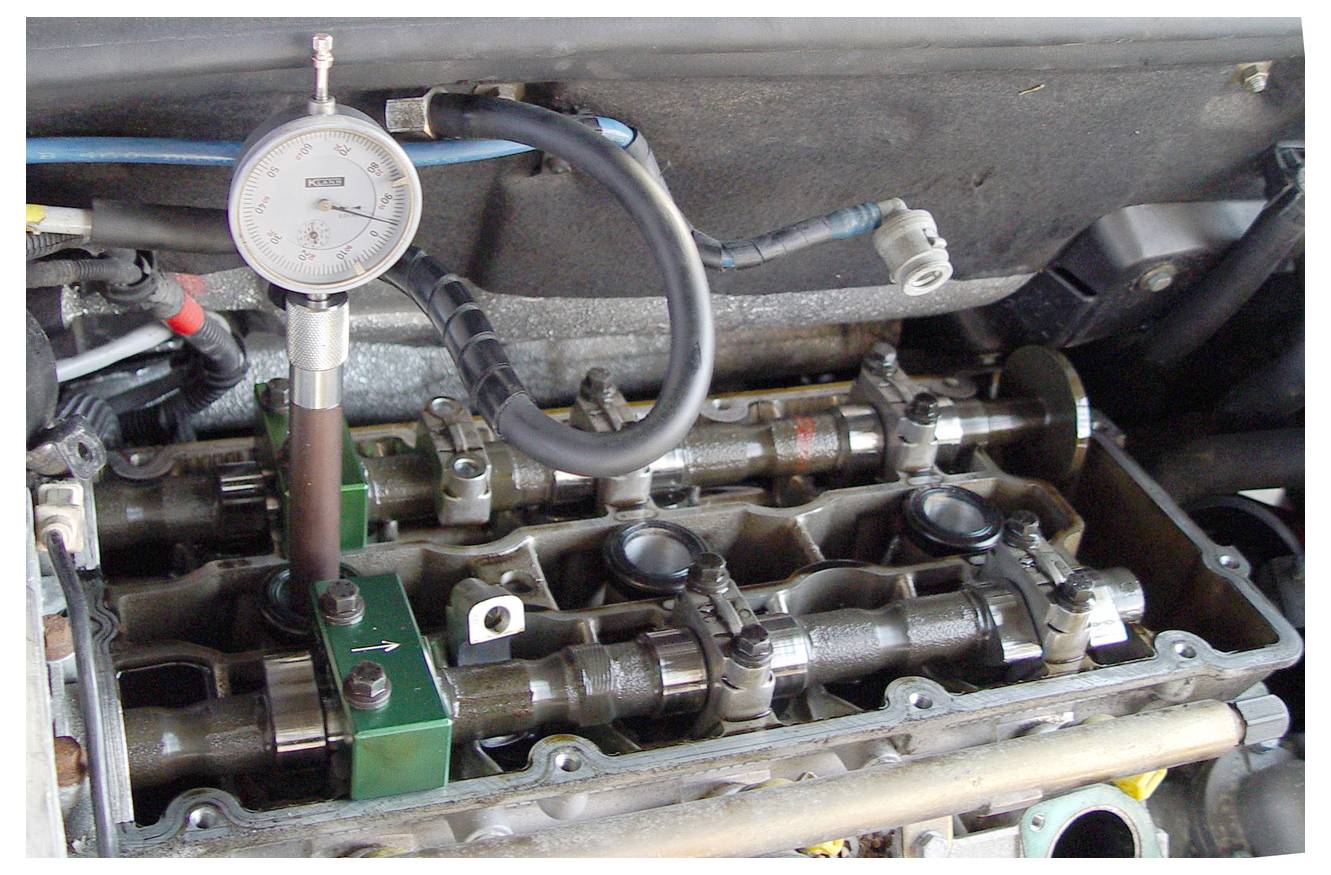 Een zwarte Gedore pijpwieg gelabeld 'KL-1021-12', ontworpen om pijpen veilig vast te houden of te ondersteunen, met een gecontoureerde vorm voor stabiliteit.