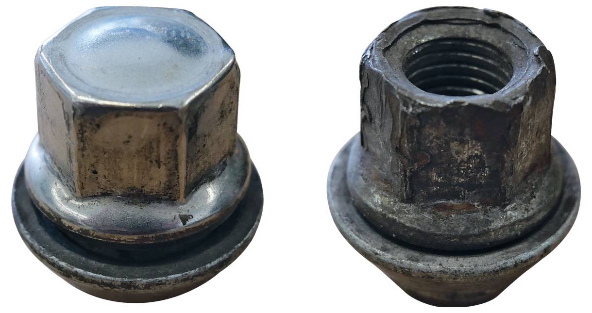 Twee metalen wielbouten met verschillende oppervlakken; één is glanzend en zeshoekig, de ander is ruw en versleten, wat duidelijk verschil in slijtage toont.