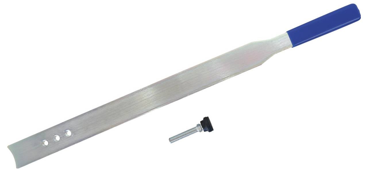 Een lang, plat roestvrijstalen gereedschap met een blauwe handgreep, met drie gaten aan één uiteinde. Een kleine metalen bout met een knop wordt in de buurt getoond.
