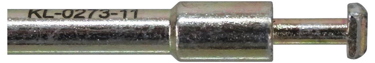 Een metalen staaf met de markering 'KL-0273-11' op het oppervlak gegraveerd. De staaf heeft een cilindrische vorm met een iets bredere sectie in het midden.