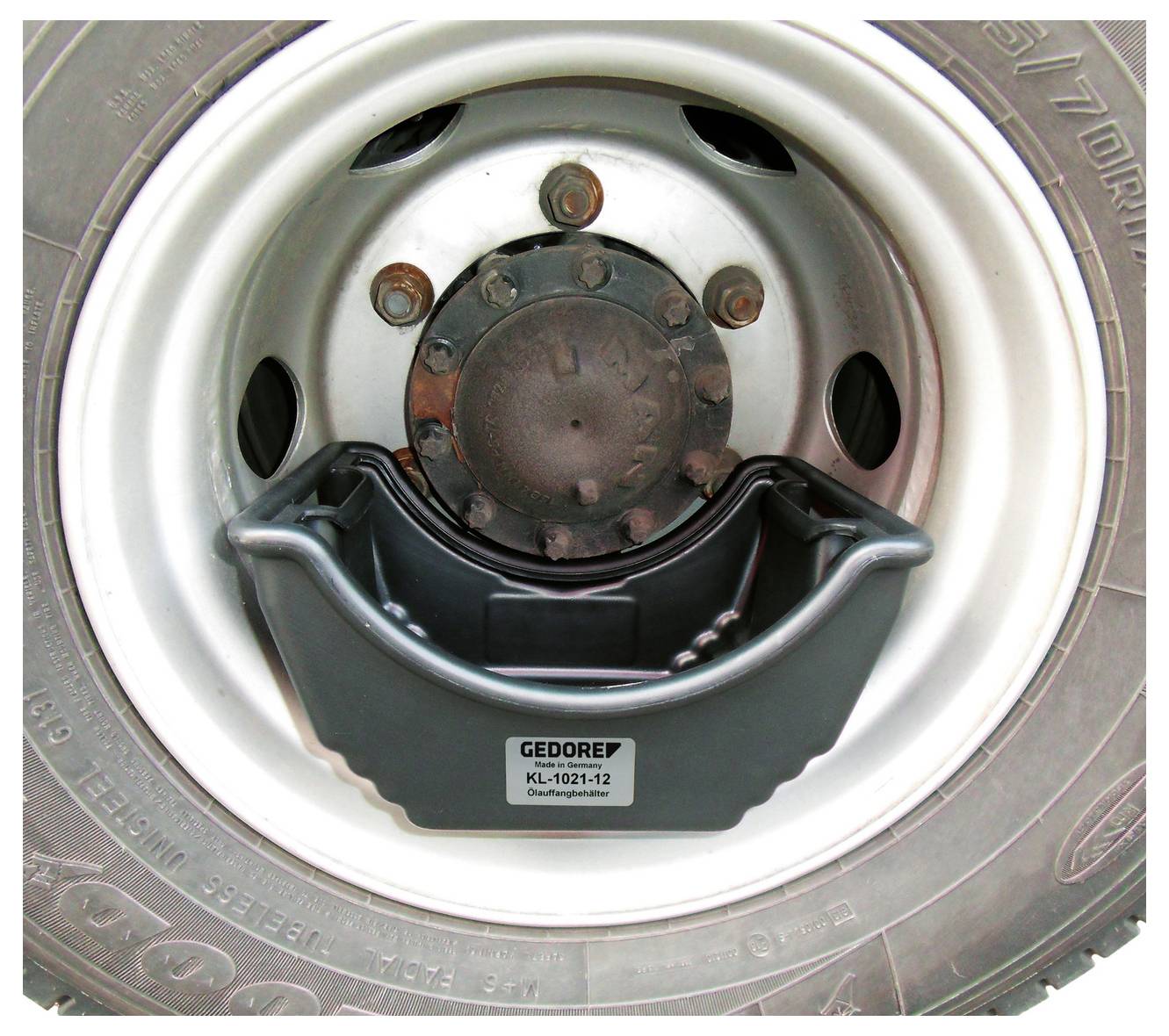Een wiel met een apparaat gelabeld 'GEDORE KL-1021-12' is aan de naaf bevestigd, wat mogelijk wijst op een gereedschap of apparatuur voor wielonderhoud.