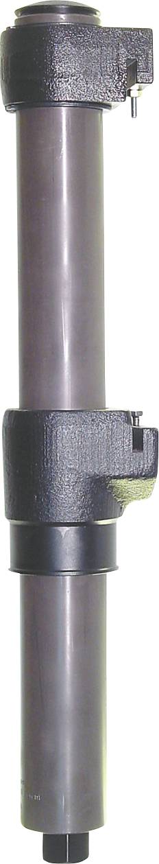 Hydraulische cilinder met een donker metalen lichaam en zwarte aansluitingen aan beide uiteinden, gebruikt in machines om kracht op te wekken door hydraulische druk.