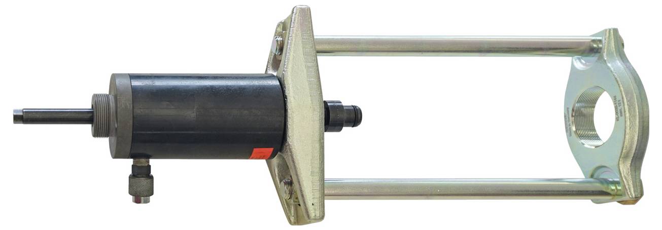 'Een lange hydraulische cilinder met metalen staafverlengingen en bevestigingsbeugels aan beide uiteinden. Gebruikt in mechanische of industriële toepassingen.'