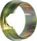Metalen ring met een uitsparing, voorzien van een iriserend oppervlak met tinten groen, goud en paars.