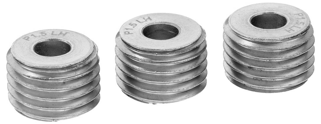 Een hand houdt een klein, zwart, cilindrisch object met twee halfronde openingen vast, wat de grootte en vorm ervan aantoont.