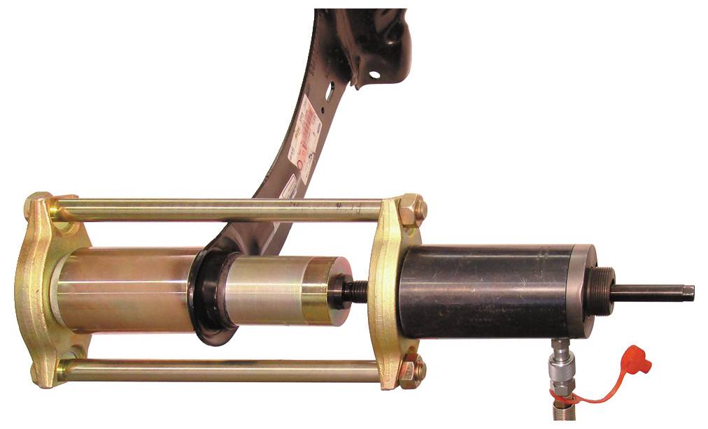 'ShockMaster JA & JH Bushing Tool Set' gebruikt voor het indrukken/uitdrukken van lagerbosse uit een onderdeel van een automobiel.